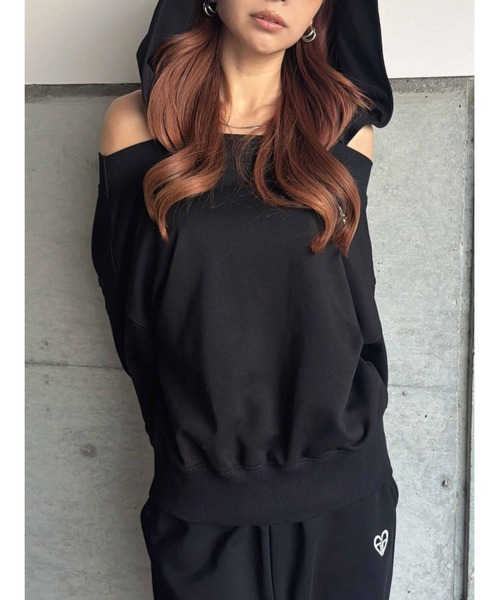 EGOIST（エゴイスト）の「ハートロゴオフショル裏毛トップス（スウェット・レディース・ライトグレー/ブラック・FREE）」の3枚目の写真