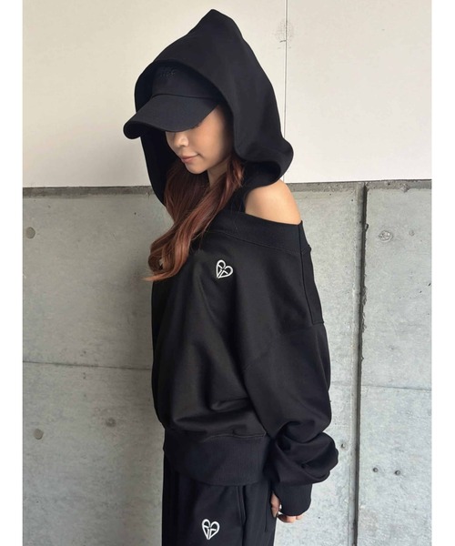 EGOIST（エゴイスト）の「ハートロゴオフショル裏毛トップス（スウェット・レディース・ライトグレー/ブラック・FREE）」の5枚目の写真