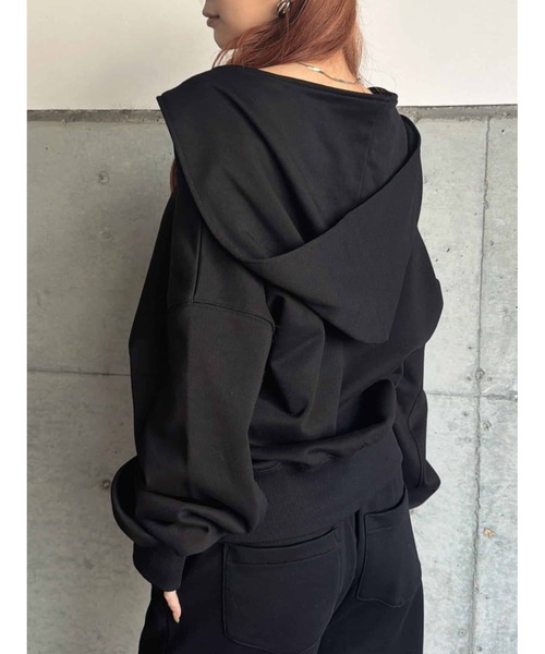 EGOIST（エゴイスト）の「ハートロゴオフショル裏毛トップス（スウェット・レディース・ライトグレー/ブラック・FREE）」の4枚目の写真