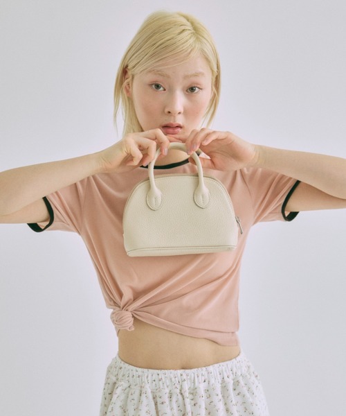 EN NEUME(エンノイム)の「Micro Boston Bag(ボディバッグ/ウエストポーチ・レディース・アイボリー/ブラック・ONE SIZE)」の1枚目の写真