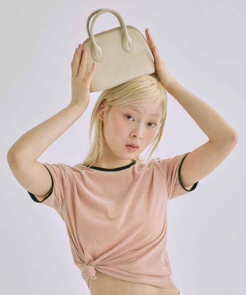 EN NEUME(エンノイム)の「Micro Boston Bag(ボディバッグ/ウエストポーチ・レディース・アイボリー/ブラック・ONE SIZE)」の4枚目の写真