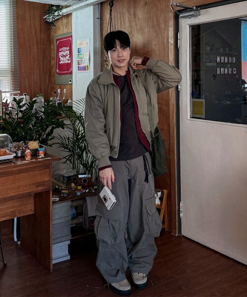 WMC(ダブリューエムシー)の「ユーティリティカーゴパンツ_カーキ(スウェットパンツ・メンズ・カーキ・34/32(L)/30(M))」の2枚目の写真