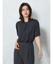 Perfect Suit FActory（パーフェクトスーツファクトリー）の「＜ひんやり接触冷感＞ソフトブラウス　Vネックタック　オフホワイト/サックス/ネイビー（Tシャツ/カットソー）」