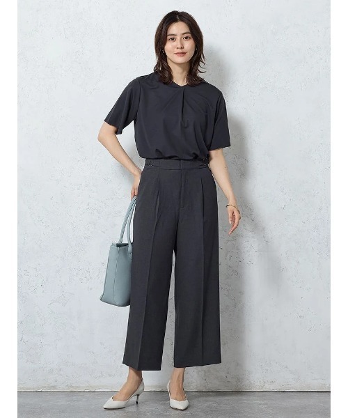 Perfect Suit FActory(パーフェクトスーツファクトリー)の「【接触冷感/紫外線対策】ソフトブラウス Vネックタック オフホワイト/サックス/ネイビー(Tシャツ/カットソー・レディース・ネイビー/サックスブルー/オフホワイト・S/L/M)」の17枚目の写真
