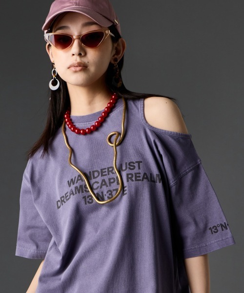 GEVS.(ジェイヴィス)の「綿100%ピグメント染ショルダーカットロゴプリントTシャツ<大きいサイズ有>GEVS.(Tシャツ/カットソー・レディース・パープル/チャコール・3L/LL/L/M/5L/4L)」の2枚目の写真