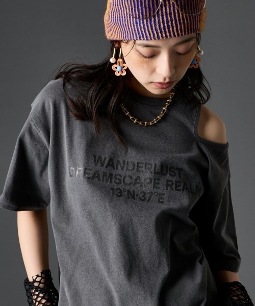 GEVS.(ジェイヴィス)の「綿100%ピグメント染ショルダーカットロゴプリントTシャツ<大きいサイズ有>GEVS.(Tシャツ/カットソー・レディース・パープル/チャコール・3L/LL/L/M/5L/4L)」の1枚目の写真