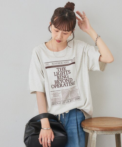 DISCOAT(ディスコート)の「【Enlude】刺繍ニュースペーパーロゴTシャツ《ユニセックス》(Tシャツ/カットソー・レディース・ライトベージュ/チャコールグレー/オフホワイト・FREE)」の3枚目の写真
