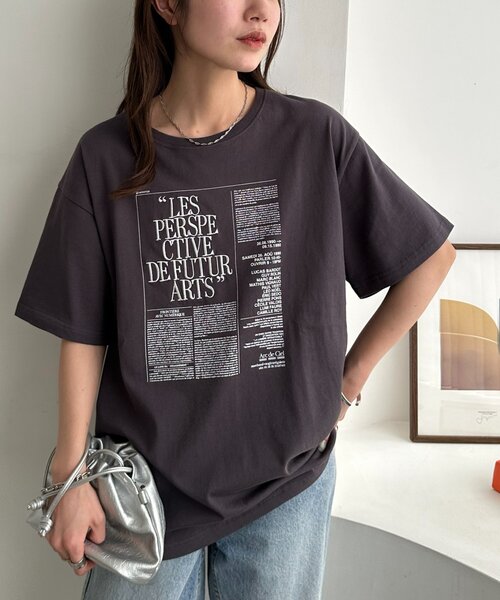 DISCOAT(ディスコート)の「【Enlude】刺繍ニュースペーパーロゴTシャツ《ユニセックス》(Tシャツ/カットソー・レディース・ライトベージュ/チャコールグレー/オフホワイト・FREE)」の1枚目の写真
