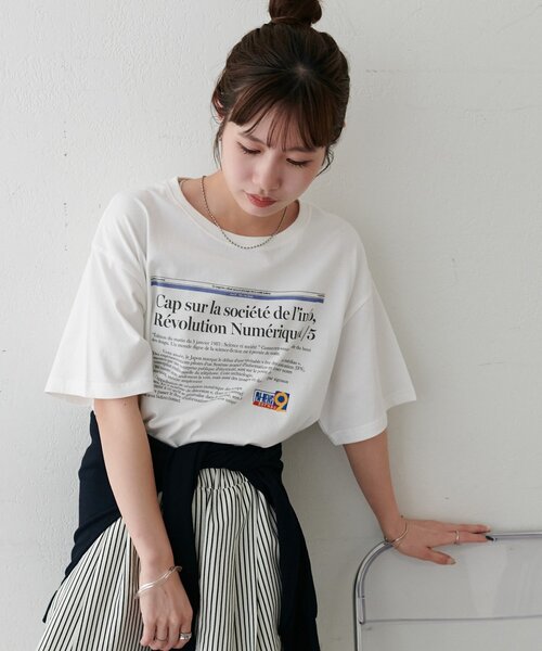 DISCOAT(ディスコート)の「【Enlude】刺繍ニュースペーパーロゴTシャツ《ユニセックス》(Tシャツ/カットソー・レディース・ライトベージュ/チャコールグレー/オフホワイト・FREE)」の4枚目の写真