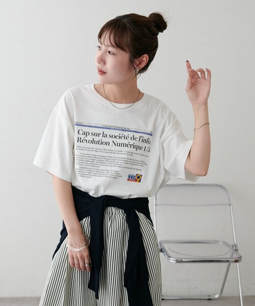 DISCOAT(ディスコート)の「【Enlude】刺繍ニュースペーパーロゴTシャツ《ユニセックス》(Tシャツ/カットソー・レディース・ライトベージュ/チャコールグレー/オフホワイト・FREE)」の5枚目の写真