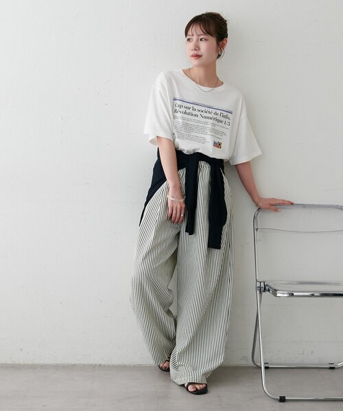DISCOAT(ディスコート)の「【Enlude】刺繍ニュースペーパーロゴTシャツ《ユニセックス》(Tシャツ/カットソー・レディース・ライトベージュ/チャコールグレー/オフホワイト・FREE)」の7枚目の写真