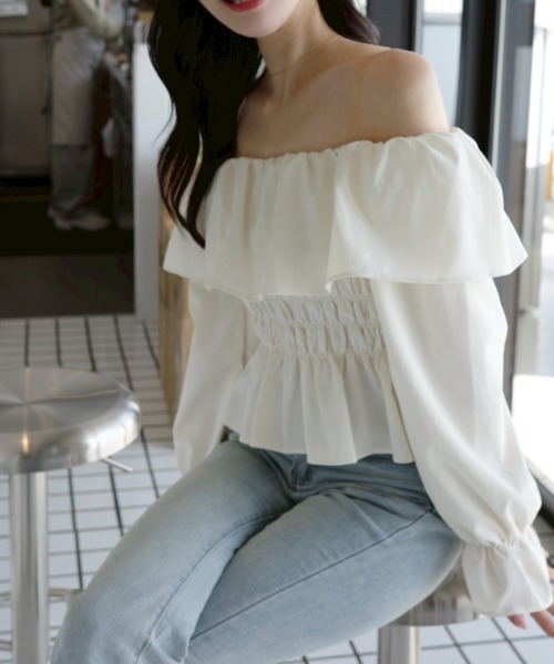ACYM（アシーム）の「フリルオフショルダーブラウス（シャツ/ブラウス・レディース・ブラック/アイボリー・FREE）」の2枚目の写真