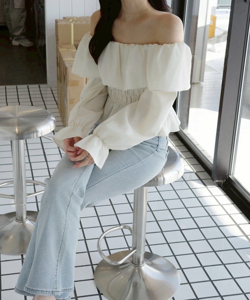 ACYM（アシーム）の「フリルオフショルダーブラウス（シャツ/ブラウス・レディース・ブラック/アイボリー・FREE）」の4枚目の写真