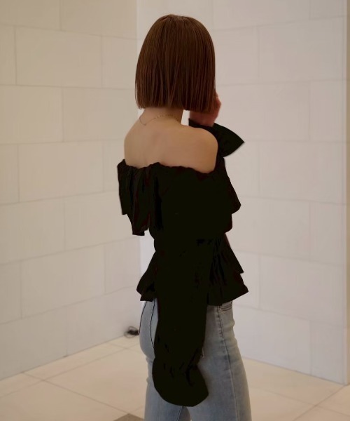 ACYM（アシーム）の「フリルオフショルダーブラウス（シャツ/ブラウス・レディース・ブラック/アイボリー・FREE）」の6枚目の写真