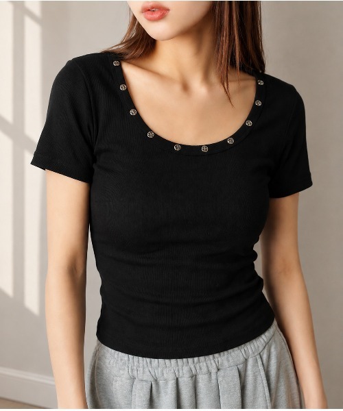 SPINNS(スピンズ)の「さりげないスタッズで差をつける★万能半袖カットソー(Tシャツ/カットソー・レディース・ブラック/グレー/オフホワイト/パープル・ONESIZE)」の2枚目の写真