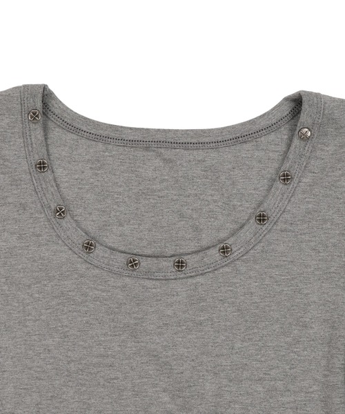 SPINNS(スピンズ)の「さりげないスタッズで差をつける★万能半袖カットソー(Tシャツ/カットソー・レディース・ブラック/グレー/オフホワイト/パープル・ONESIZE)」の6枚目の写真