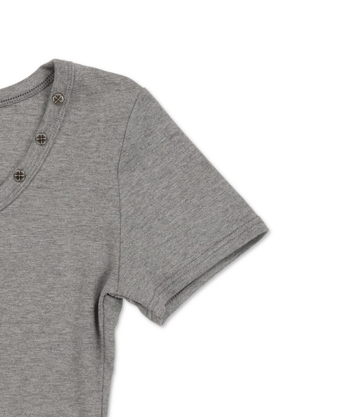 SPINNS(スピンズ)の「さりげないスタッズで差をつける★万能半袖カットソー(Tシャツ/カットソー・レディース・ブラック/グレー/オフホワイト/パープル・ONESIZE)」の5枚目の写真