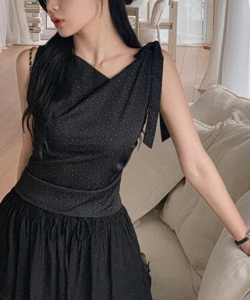 AMAJI（アマジ）の「アシンメトリーネック リボン ドット ギャザー ノースリーブ トップス（Tシャツ/カットソー・レディース・ブラック/ホワイト・FREE）」の2枚目の写真