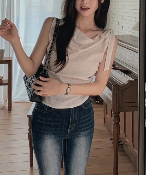 AMAJI（アマジ）の「アシンメトリーネック リボン ドット ギャザー ノースリーブ トップス（Tシャツ/カットソー・レディース・ブラック/ホワイト・FREE）」の8枚目の写真