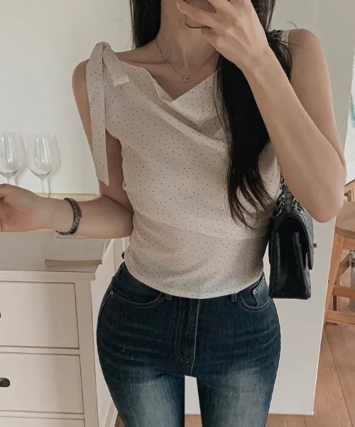 AMAJI（アマジ）の「アシンメトリーネック リボン ドット ギャザー ノースリーブ トップス（Tシャツ/カットソー・レディース・ブラック/ホワイト・FREE）」の3枚目の写真