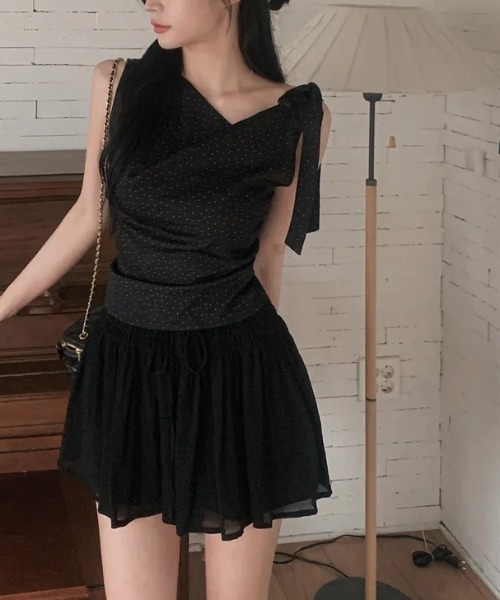 AMAJI（アマジ）の「アシンメトリーネック リボン ドット ギャザー ノースリーブ トップス（Tシャツ/カットソー・レディース・ブラック/ホワイト・FREE）」の4枚目の写真