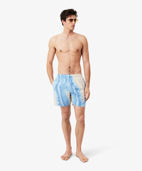 LACOSTE(ラコステ)の「ストライプ&ワニグラフィックスイムショーツ(水着・メンズ・ホワイト×ブルー・M/S/L)」の2枚目の写真