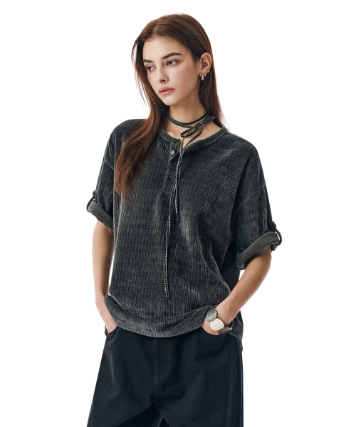 SECONDMONO（セカンドモノローグ）の「Velour Henley Roll-Up Tee [CHARCOAL]_SETS063CHARCOAL（Tシャツ/カットソー・レディース・その他・MEDIUM/LARGE）」の2枚目の写真