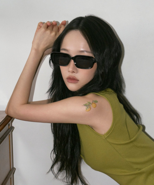 HANGLE EYEWEAR(ハングルアイウェア)の「ハードスクエアサングラスブラック(サングラス・レディース・その他・FREE)」の3枚目の写真
