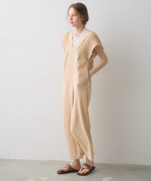 Crisp(クリスプ)の「back ribbon shirring salopette / バックリボンシャーリングサロペット(つなぎ/オールインワン・レディース・ベージュ/ブラック・FREE)」の1枚目の写真