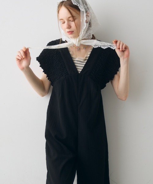 Crisp(クリスプ)の「back ribbon shirring salopette / バックリボンシャーリングサロペット(つなぎ/オールインワン・レディース・ベージュ/ブラック・FREE)」の3枚目の写真