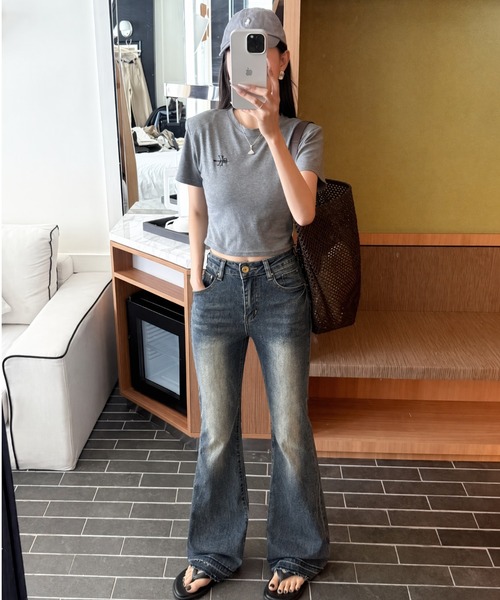 LUCPY(ラクピー)の「ヴィンテージフレアデニムパンツ(デニムパンツ・レディース・ブルー・LARGE/MEDIUM/SMALL/X-SMALL)」の4枚目の写真