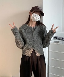 ケーブル編みクロップドニットカーディガン