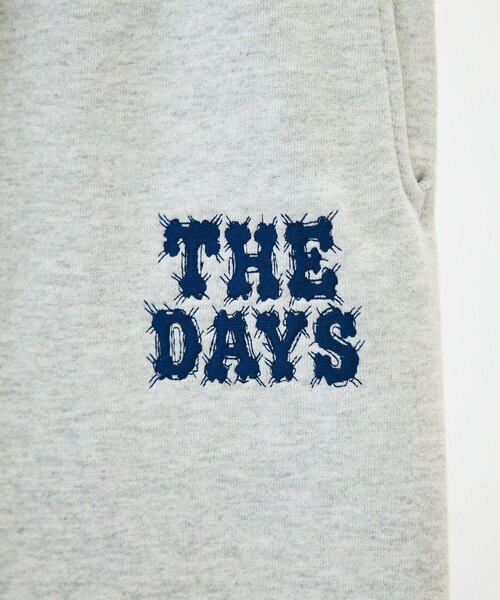 GLOSTER（グロスター）の「【THE DAYS/ザ デイ】HIGE SWEAT PANTS 髭文字刺繍 スウェットパンツ 裏起毛（スウェットパンツ・メンズ・ライトグレー・M/L）」の2枚目の写真