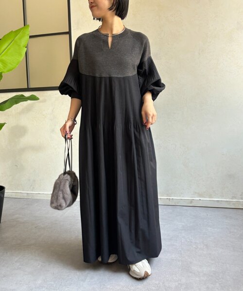 Jena espace merveilleux(ジェナ エスパスメルヴェイユ)の「ニットプリーツワンピース(ワンピース・レディース・ベージュ/チャコールグレー・FREE)」の2枚目の写真