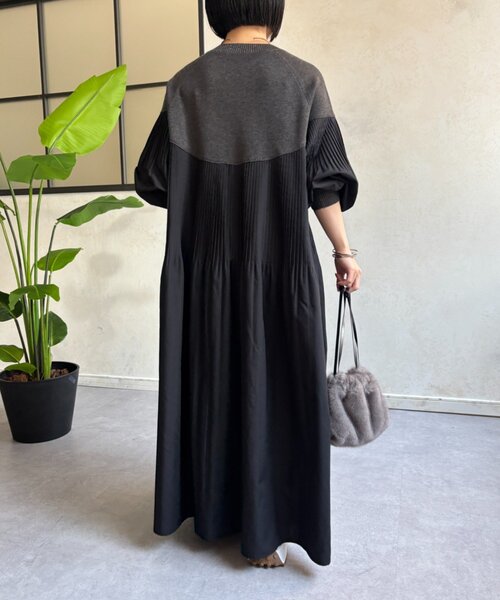 Jena espace merveilleux(ジェナ エスパスメルヴェイユ)の「ニットプリーツワンピース(ワンピース・レディース・ベージュ/チャコールグレー・FREE)」の4枚目の写真