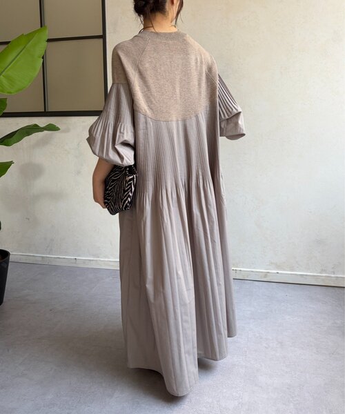 Jena espace merveilleux(ジェナ エスパスメルヴェイユ)の「ニットプリーツワンピース(ワンピース・レディース・ベージュ/チャコールグレー・FREE)」の12枚目の写真
