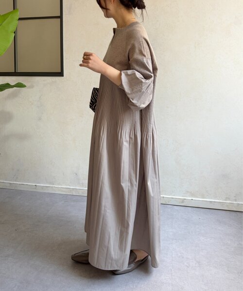 Jena espace merveilleux(ジェナ エスパスメルヴェイユ)の「ニットプリーツワンピース(ワンピース・レディース・ベージュ/チャコールグレー・FREE)」の13枚目の写真