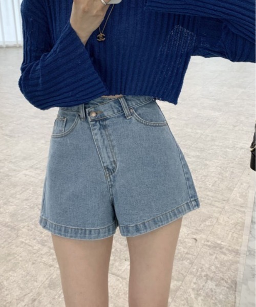 &soiree(アンドソワレ)の「アシンメトリーウエストデニムショートパンツ(デニムパンツ・レディース・ブルー・MEDIUM/LARGE/SMALL)」の1枚目の写真