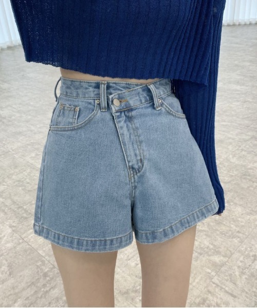 &soiree(アンドソワレ)の「アシンメトリーウエストデニムショートパンツ(デニムパンツ・レディース・ブルー・MEDIUM/LARGE/SMALL)」の2枚目の写真