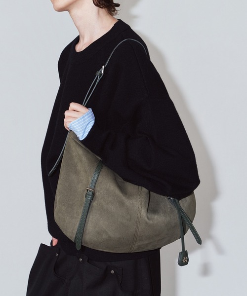 Knuth Marf(クヌースマーフ)の「【Knuth Marf】suede moon bag(ハンドバッグ・レディース・ブラウン/カーキ・FREE)」の2枚目の写真