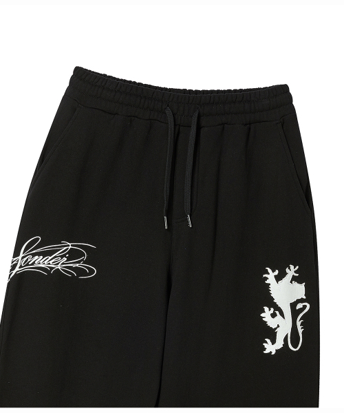 PRENDA（プレンダ）の「LION スクリプト ワイドスウェットパンツ ブラック（スウェットパンツ・レディース・その他・MEDIUM/SMALL）」の5枚目の写真
