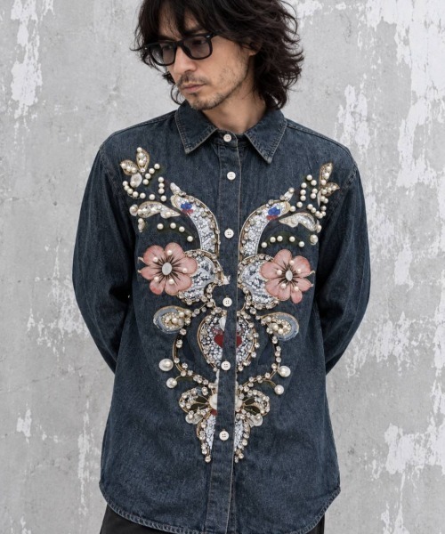 KAMINARI_TOKIO(カミナリトキオ)の「フラワーモチーフプリントビジュー装飾デニムシャツ(シャツ/ブラウス・レディース・ブルー系・FREE)」の1枚目の写真