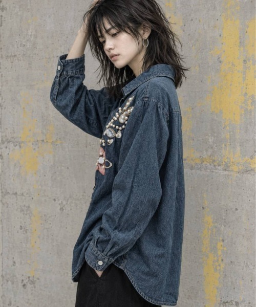 KAMINARI_TOKIO(カミナリトキオ)の「フラワーモチーフプリントビジュー装飾デニムシャツ(シャツ/ブラウス・レディース・ブルー系・FREE)」の17枚目の写真