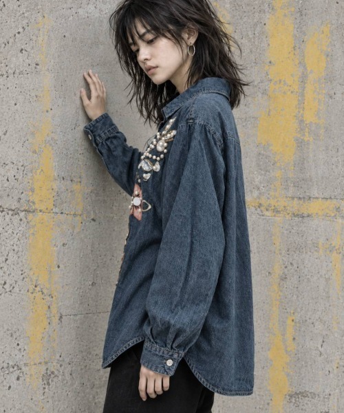 KAMINARI_TOKIO(カミナリトキオ)の「フラワーモチーフプリントビジュー装飾デニムシャツ(シャツ/ブラウス・レディース・ブルー系・FREE)」の20枚目の写真