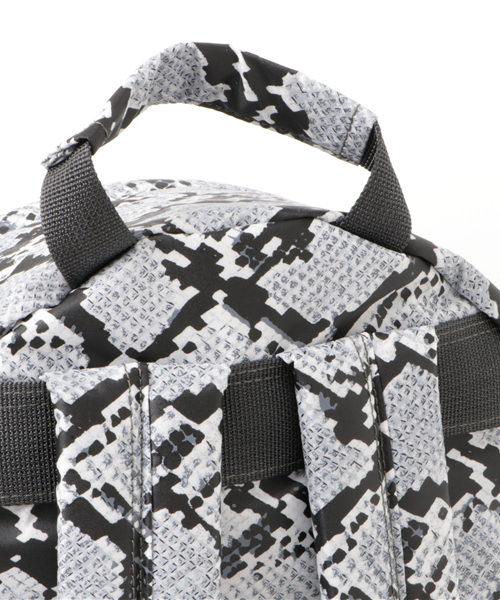 HEAD PORTER（ヘッドポーター）の「PYTHON/DAY PACK（バックパック/リュック・メンズ・アニマル・ONE SIZE）」の3枚目の写真