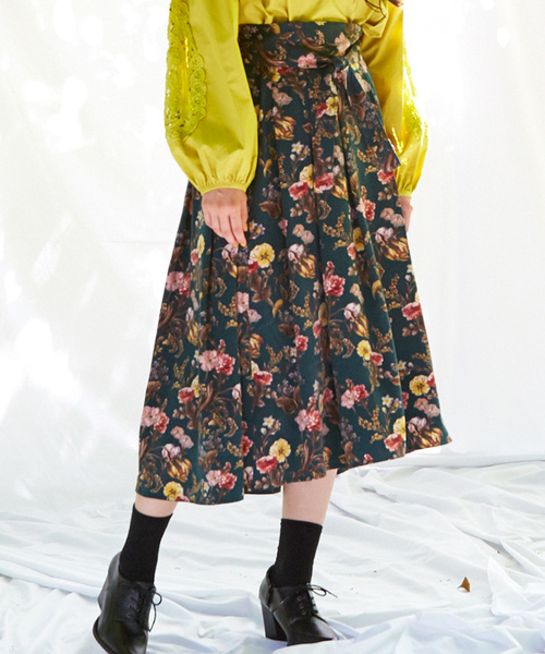 Furryrate(ファーリーレート)の「花柄サテンタックヘムスカート (スカート・レディース・グリーン/キャメル・FREE)」の2枚目の写真