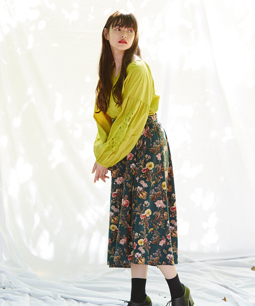 Furryrate(ファーリーレート)の「花柄サテンタックヘムスカート (スカート・レディース・グリーン/キャメル・FREE)」の4枚目の写真