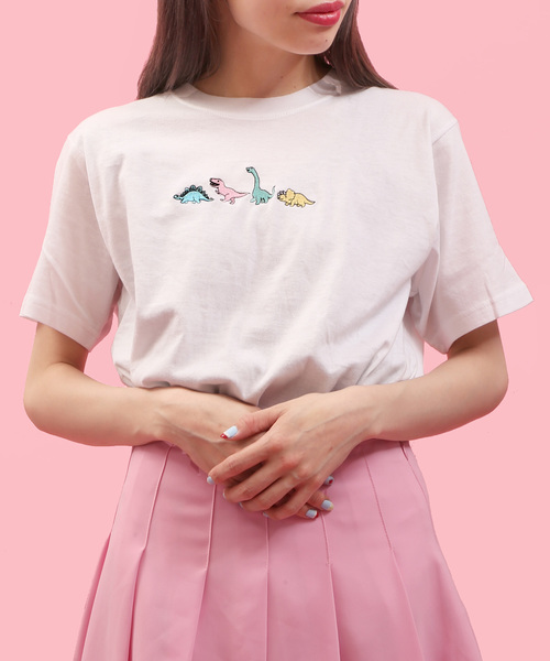WC（ダブル シー）の「WC/ダイナソー刺繍Tシャツ（Tシャツ/カットソー・レディース・ホワイト/ブラック/その他1/ライトピンク/ライトパープル・FREE）」の5枚目の写真