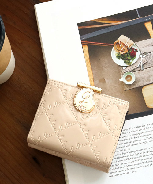 Clelia(クレリア)の「エナメルがま口二つ折りミニ財布(財布・レディース・ブラック/ブラウン/ベージュ/ミント/ベビーピンク/レッド・ONE SIZE)」の7枚目の写真