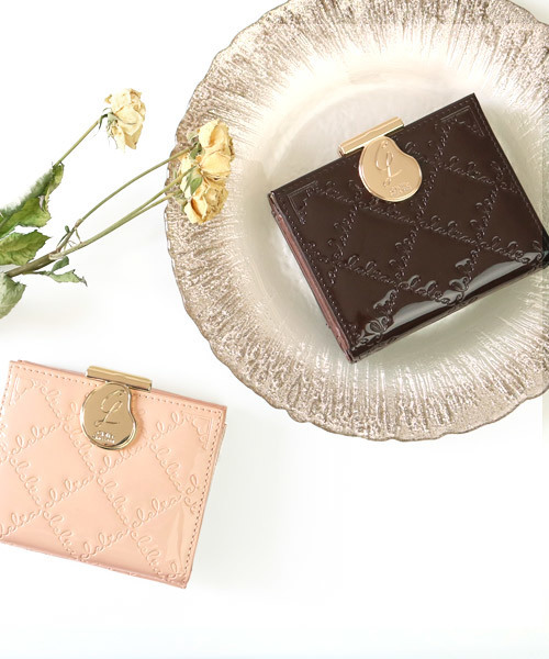 Clelia(クレリア)の「エナメルがま口二つ折りミニ財布(財布・レディース・ブラック/ブラウン/ベージュ/ミント/ベビーピンク/レッド・ONE SIZE)」の8枚目の写真